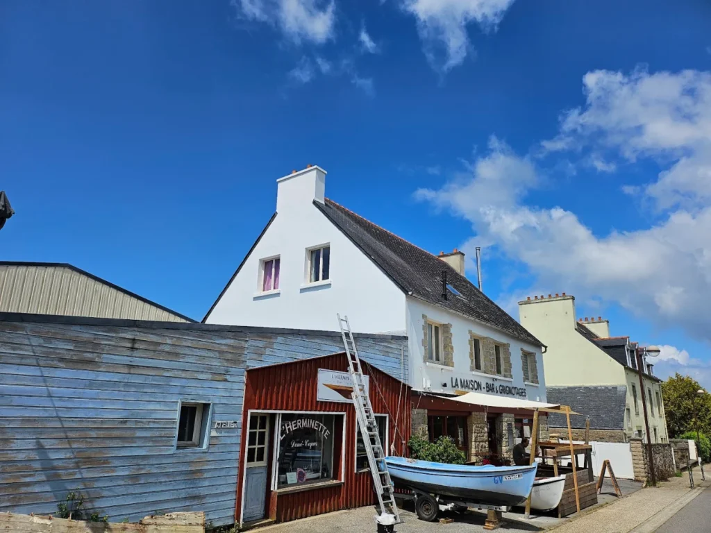 couvreur-crozons-un-bateau-est-garé-à-l-extérieur-maison_protections-toitures