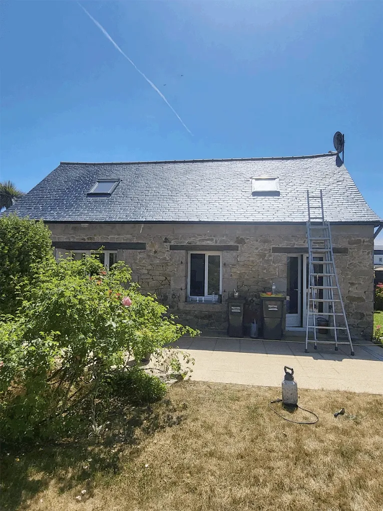 couvreur-crozons-un-chalet-en-pierre-avec-un-jardin_protections-toitures
