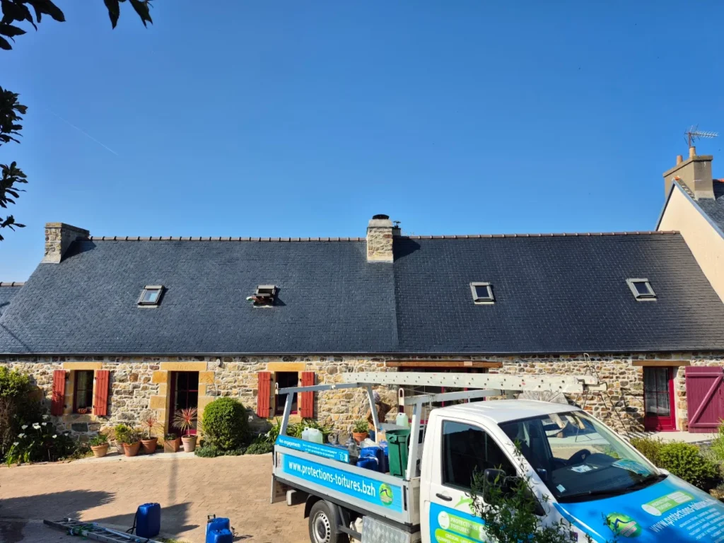 couvreur-crozons-un-van-garé-devant-une-maison_protections-toitures