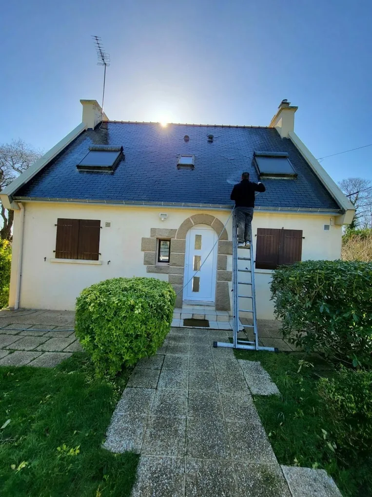 couvreur-crozons-une-maison-avec-un-toit-bleu_protections-toitures