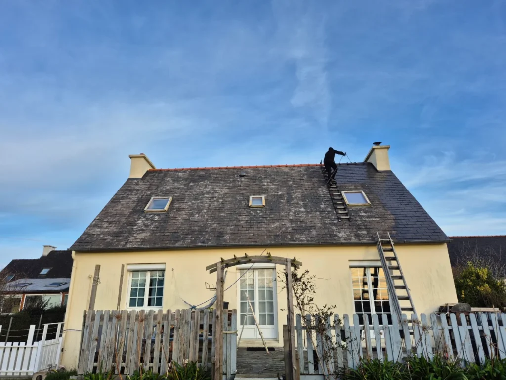 couvreur-crozons-une-maison-avec-une-clôture-blanche_protections-toitures