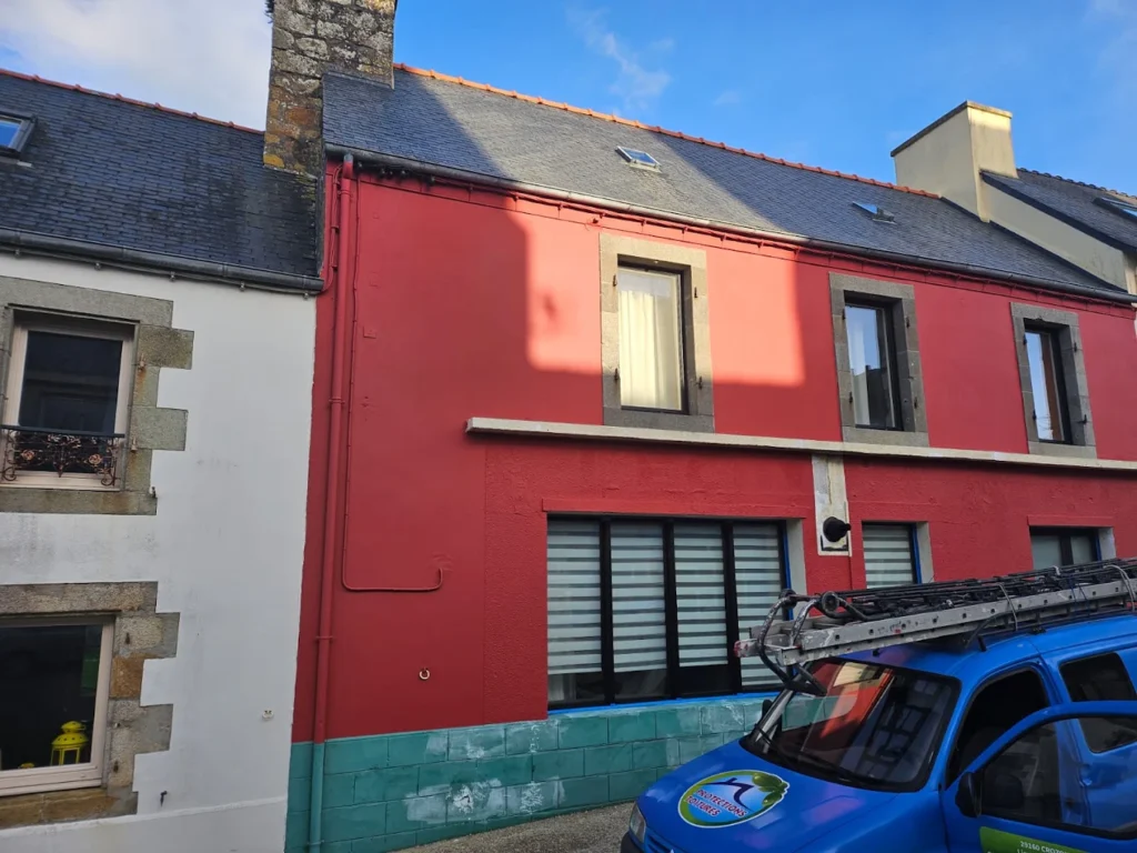 couvreur-crozons-une-maison-rouge-avec-une-voiture-devant_protections-toitures