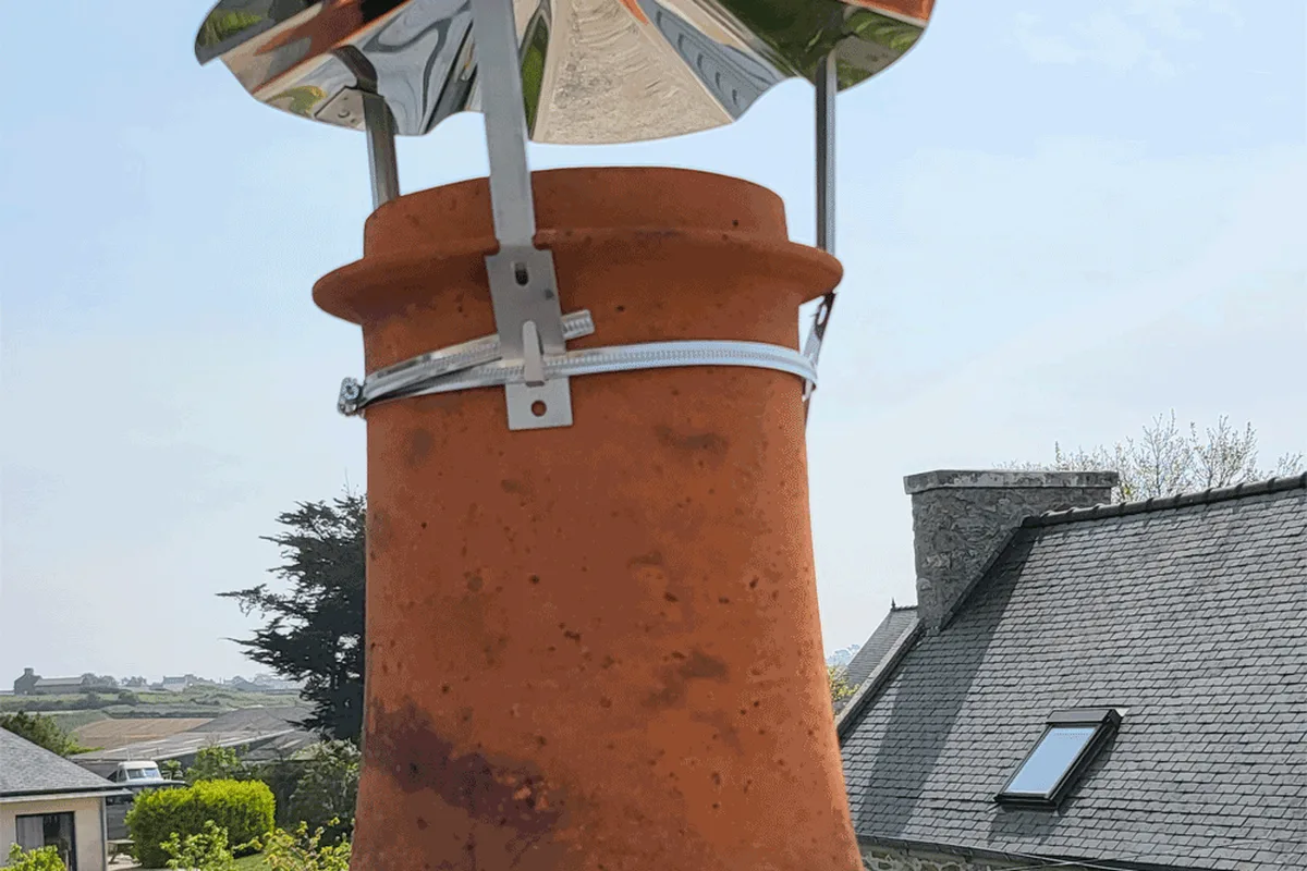 Chapeau de cheminée posé sur un conduit en terre cuite par Protections Toitures, presqu'île de Crozon