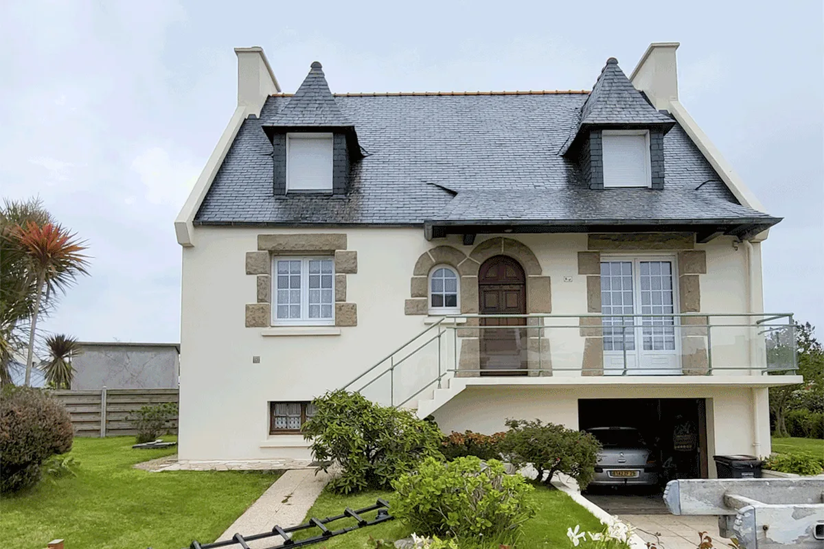Maison bretonne au toit en ardoise rénové par Protections Toitures
