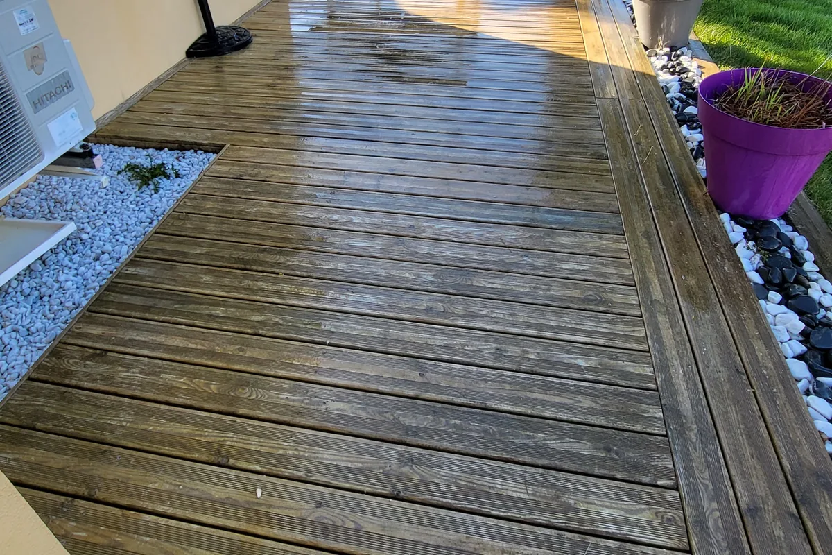 Terrasse en bois nettoyée par Protections Toitures, Finistère